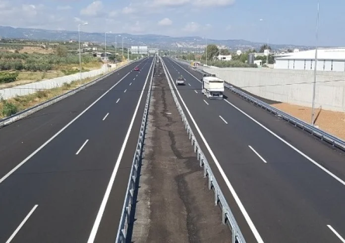 Τρόμος στην εθνική οδό Ιωαννίνων – Άρτας: Μεθυσμένος οδηγός φορτηγού μπήκε στο αντίθετο ρεύμα, δεν είχε ούτε άδεια