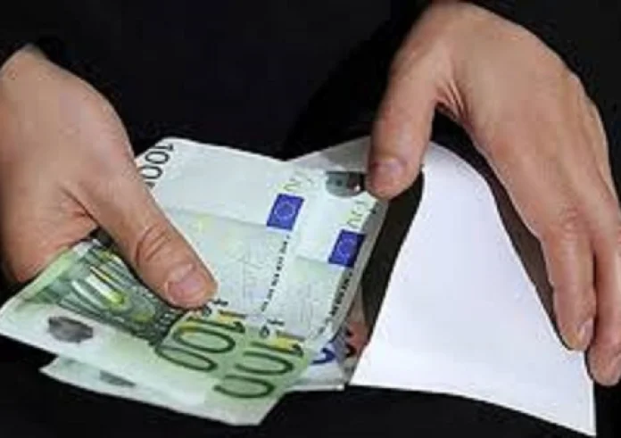 Ποιος είναι ο ιατροδικαστής που μπήκε σε αναστολή: Ζήτησε φακελάκι 10.000 ευρώ