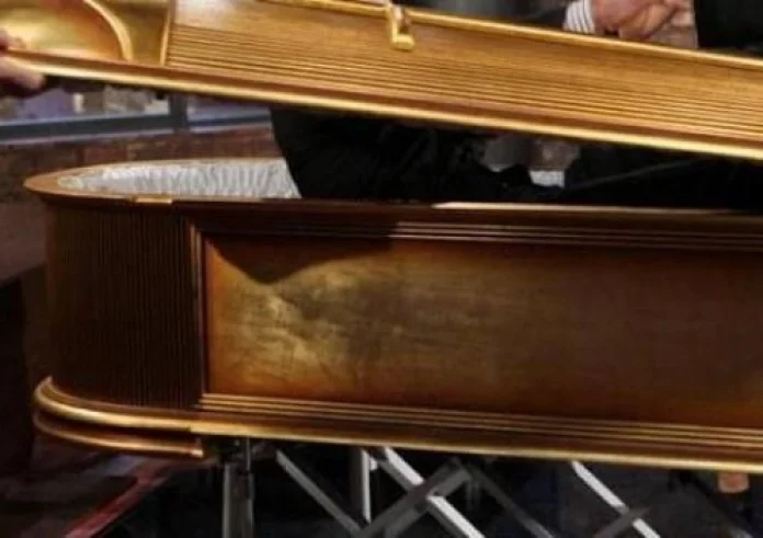 Νεκρή άνοιξε τα μάτια της σε γραφείο τελετών λίγο πριν ταριχευτεί