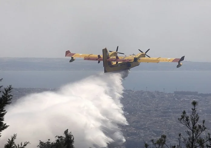 Καλύτερη η εικόνα από τη φωτιά στην Κάρυστο – Σηκώθηκαν εναέρια μέσα με το πρώτο φως της ημέρας