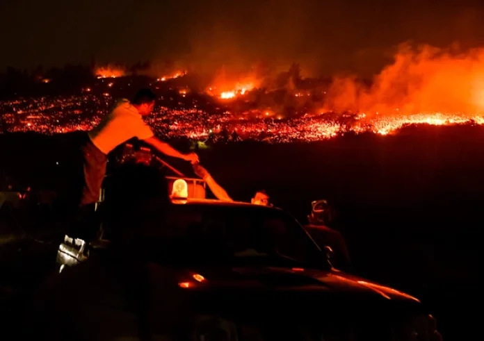 Δύσκολο το μέτωπο σε Πεντέλη και Ανθούσα. Νέες εντολές εκκένωσης