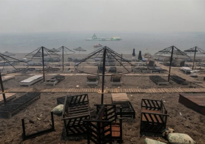 Φωτιά στη Λέσβο: Κάηκαν σπίτια στα Βατερά - Έφτασαν μέχρι την παραλία οι φλόγες - Προβληματίζουν οι άνεμοι