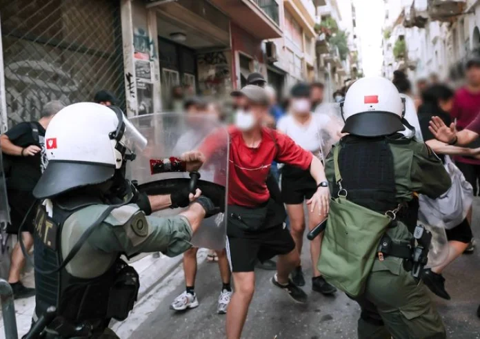 Νέα ένταση στα Εξάρχεια: Προσαγωγές σε συγκέντρωση για το Μετρό – Πέταξαν ντομάτες στα ΜΑΤ