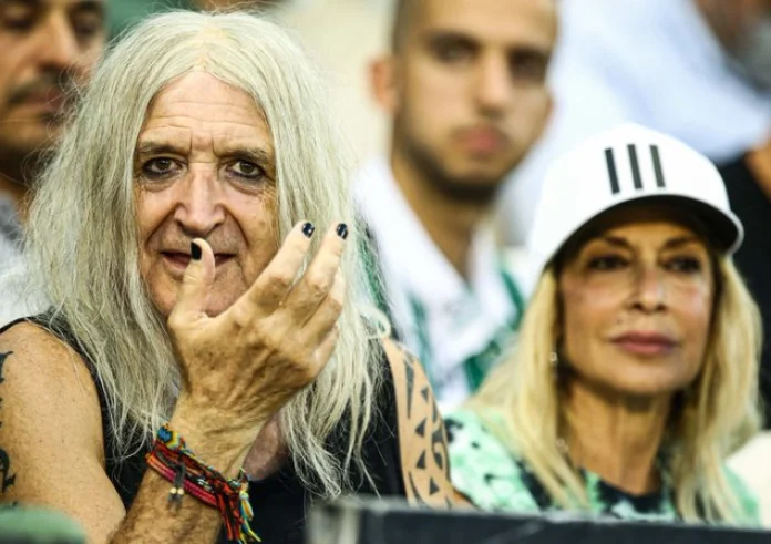 Ωωωω μεγάλε Μανιτού βοηθά την ομάδα μας: Viral ο Καρβέλας στον αγώνα του Παναθηναϊκού