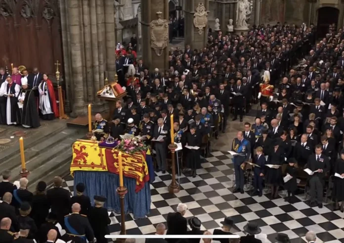 Βασίλισσα Ελισάβετ: Συντετριμμένα τα παιδιά και τα εγγόνια της στην νεκρική πομπή. Live