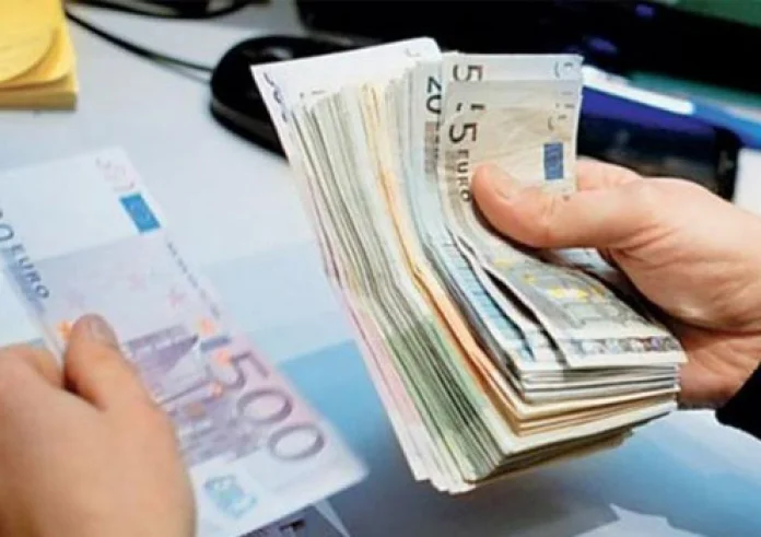 Μεγάλη εταιρεία αυξάνει τον κατώτατο μισθό στα 1.100 ευρώ από τον Οκτώβριο