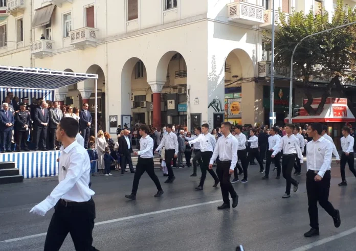 Θεσσαλονίκη: Μαθητική Παρέλαση υπό τον ήχο του «Μακεδονία Ξακουστή». Βίντεο