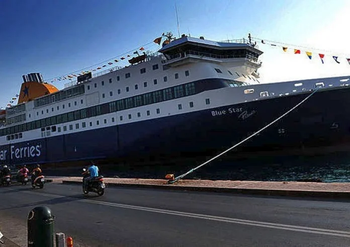 Στο λιμάνι της Κάσου προσέκρουσε ελαφρά το Blue Star Patmos