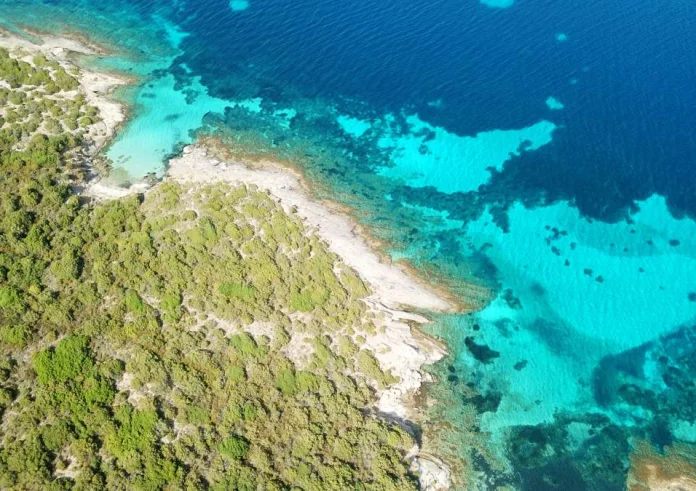 Το νησί-όνειρο σε απόσταση μιάμιση ώρα από την Αθήνα
