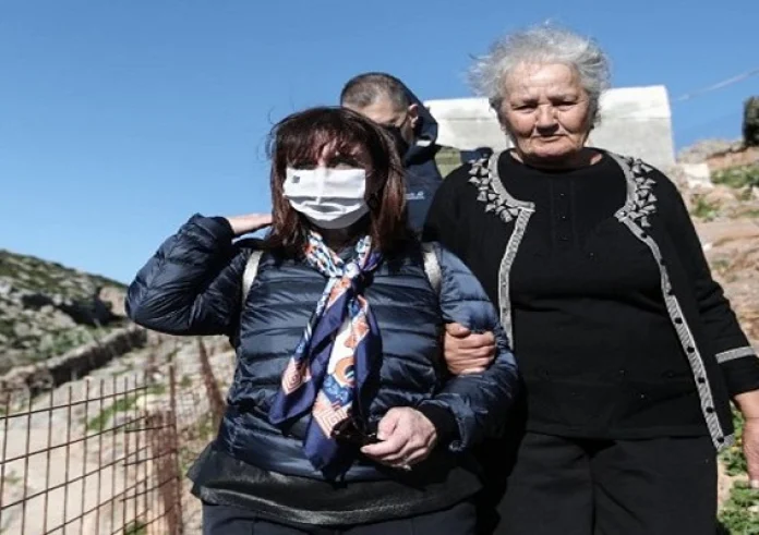 Η Σακελλαροπούλου στην Κίναρο - Η κυρά Ρήνη συμβολίζει τα φετινά Χριστούγεννα