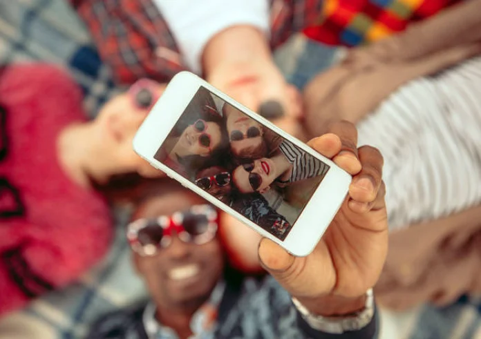 Οι selfies προκαλούν ναρκισσισμό σύμφωνα με νέα έρευνα