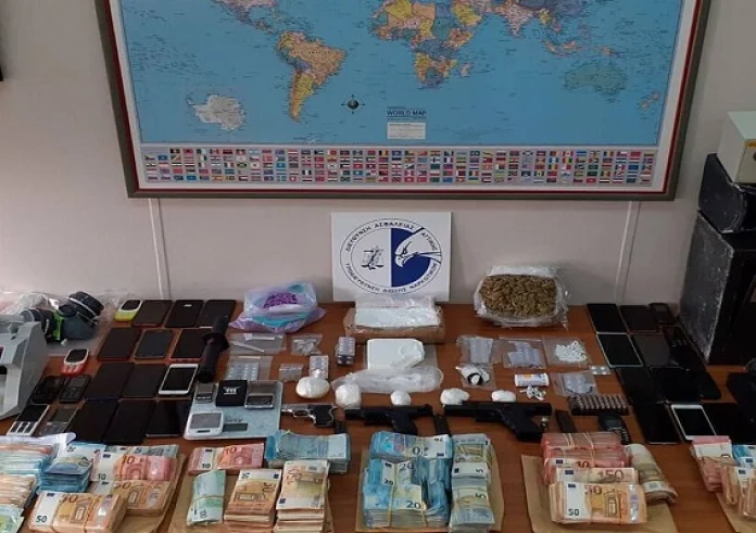 Δίωξη σε 21 μέλη σπείρας που διακινούσε ναρκωτικά στον Πειραιά και τη Δυτ. Αττική