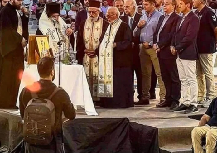 Εικόνα ντροπής: Στην εξέδρα οι επίσημοι και ο πρόεδρος της Παραολυμπιακής Επιτροπής στο περιθώριο