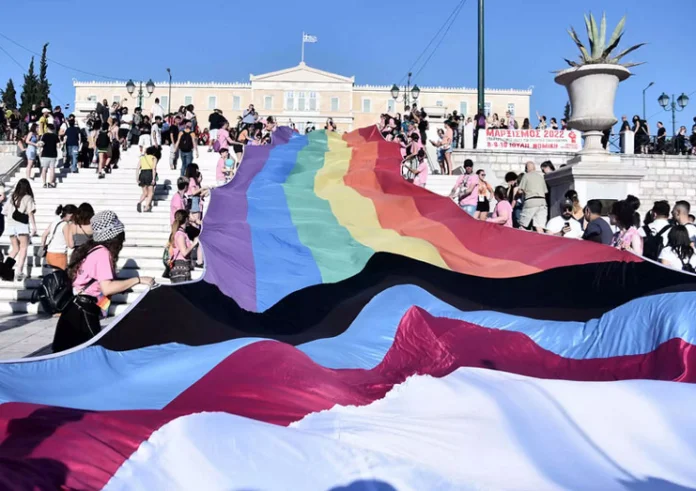 Athens Pride: Διακομματικό χρώμα & χιλιάδες πολίτες στην πλατεία Συντάγματος
