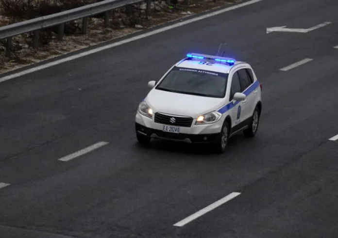 Κινηματογραφική καταδίωξη στην Αχαΐα: Πετούσε κοκαΐνη από το παράθυρο του αυτοκινήτου