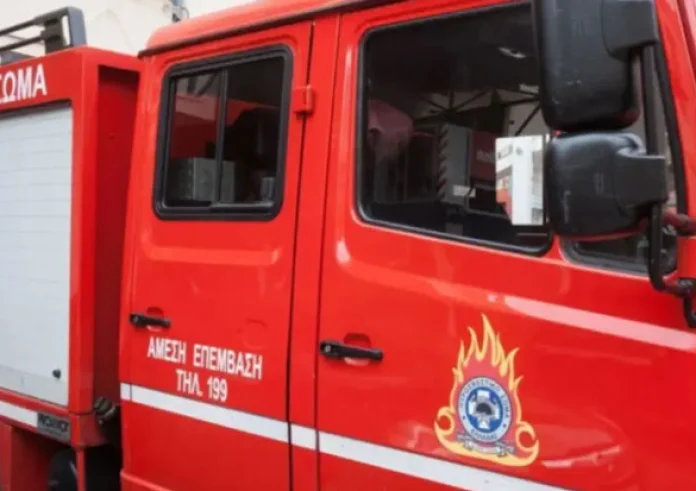 Φωτιά σε πλοίο στον προβλήτα του Περάματος