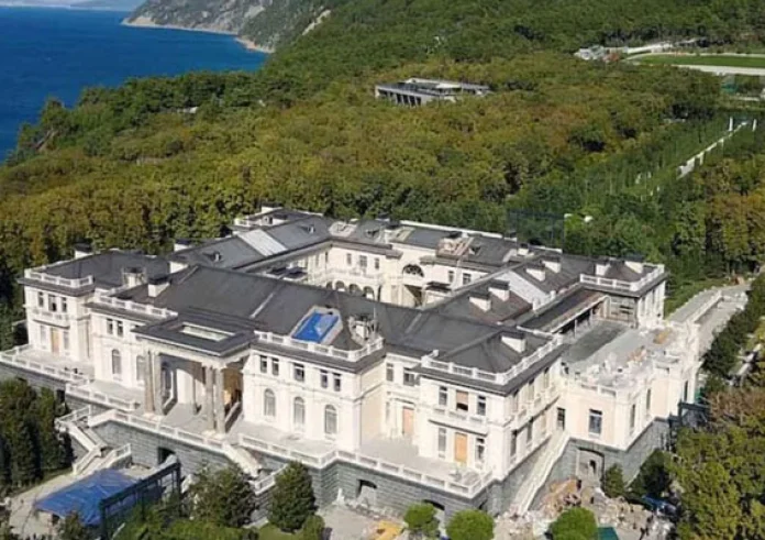 Ρωσία: Παλάτια, γιοτ και αμπελώνες αποτελούν την κρυφή περιουσία του Πούτιν