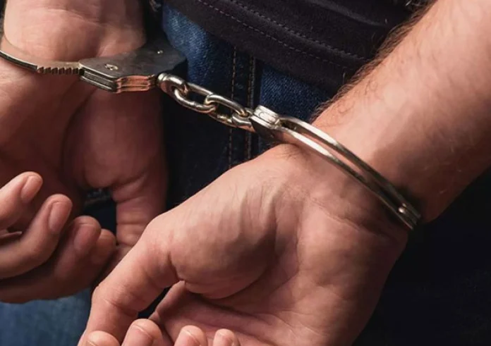 Τους έφαγε πάνω από 100 χιλιάρικα- Χειροπέδες σε 42άχρονο που υποσχόταν διαμεσολάβηση σε πλειστηριασμούς
