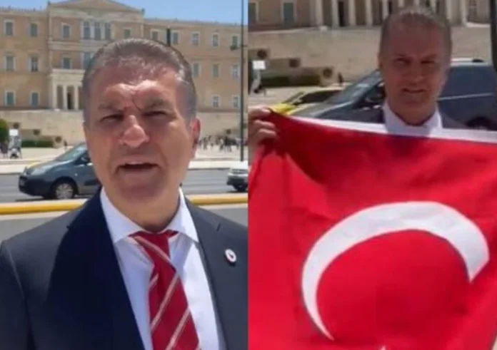 Ακραία πρόκληση: Τούρκος πολιτικός άνοιξε τουρκική σημαία μπροστά στη Βουλή των Ελλήνων