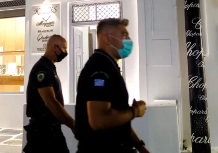 Μύκονος: 2η νύχτα ελέγχων – Έψαξαν μπράβους σ’ ακόμη 15 μαγαζιά
