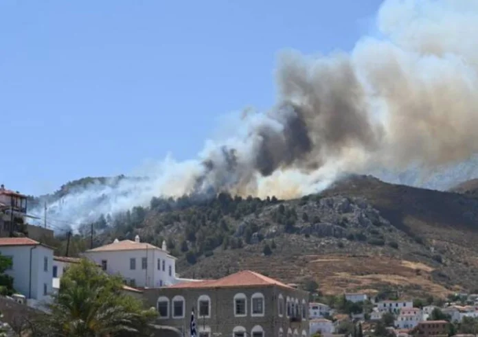 Σε ύφεση η πυρκαγιά στην Ύδρα