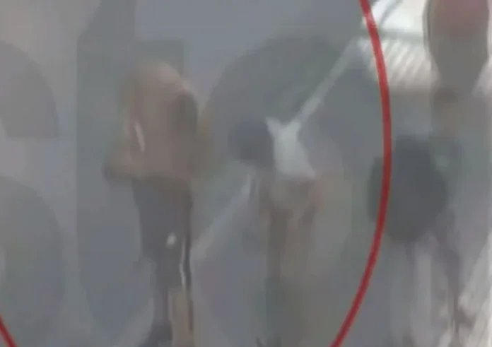 Προσπάθησε να πνίξει το παιδί του επειδή τσακώθηκε με την γυναίκα του – Εξοργίζει το περιστατικό στο κέντρο της Αθήνας