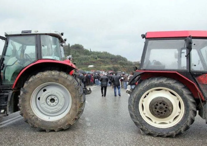 Μπλέχτηκε το αδιάβροχο στη ρόδα τρακτέρ και αυτό τρελάθηκε. Βγήκε στην Εθνική οδό