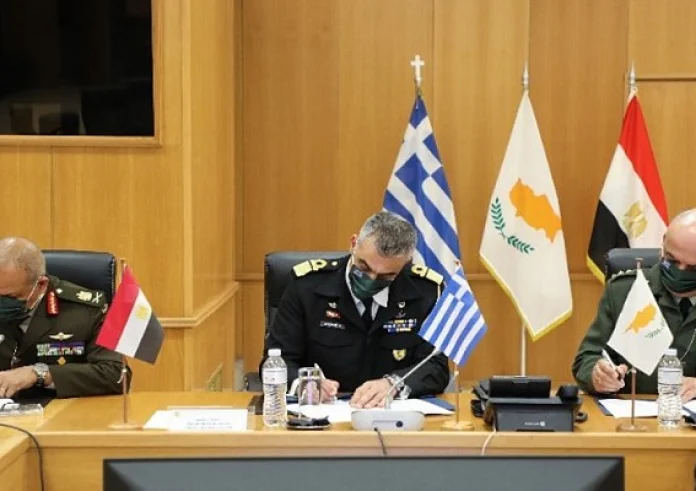 Κύπρος: Σε εξέλιξη η τριμερής των υπουργών Άμυνας Κύπρου-Ελλάδας-Αιγύπτου στη Λευκωσία