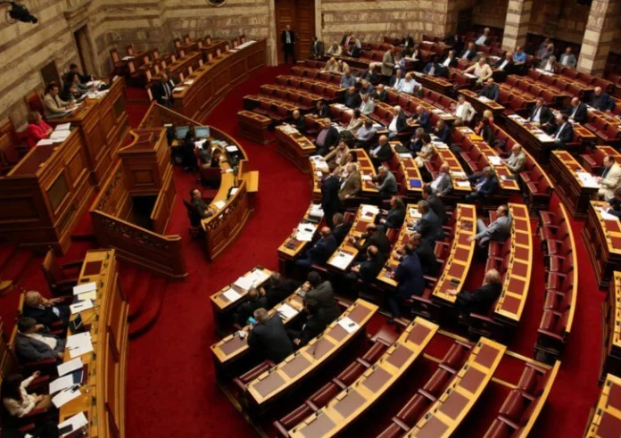 Βουλή: Έγκριση χωρίς διακομματική συναίνεση στο «μπλόκο» για το κόμμα Κασιδιάρη