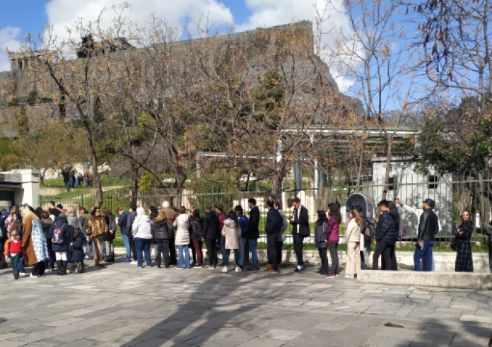 Ακρόπολη: Απαξίωση των τουριστών και αδυναμία λειτουργίας των τουριστικών γραφείων