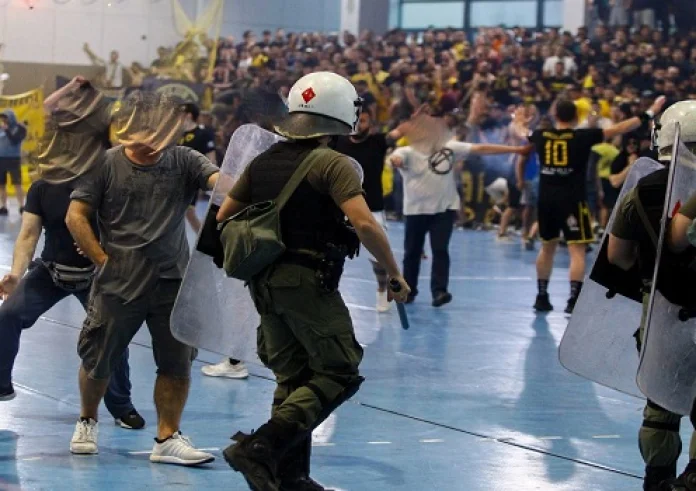ΑΕΚ – Ολυμπιακός: Επεισόδια και διακοπή στον τελικό του χάντμπολ