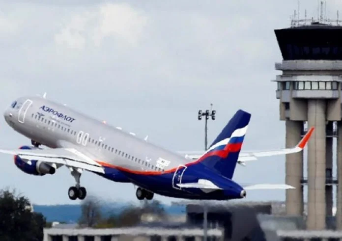 Γιατί χαμηλώνει ο φωτισμός στο αεροπλάνο πριν την απογείωση και την προσγείωση;