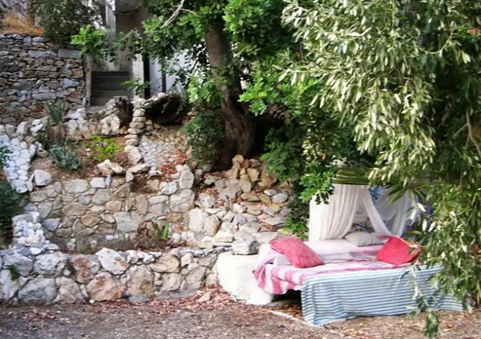 Airbnb: Πόσο κοστίζει η απόδραση το τριήμερο της Πρωτομαγιάς
