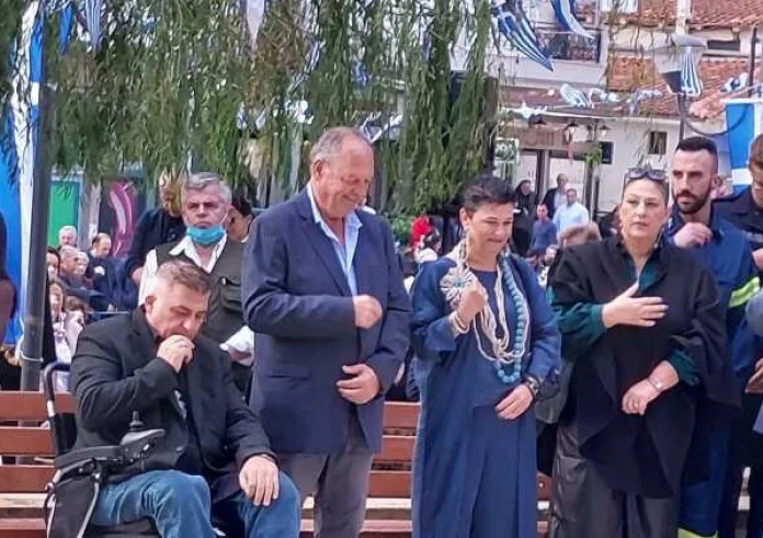 Καπανδρίτι: Χωρίς ράμπα το βάθρο των επισήμων στην παρέλαση. Τι είπε δημοτικός σύμβουλος με αναπηρία