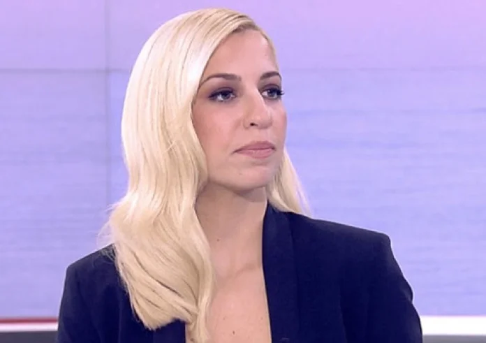 Μαρία Αναστασοπούλου: Γράφετε ΣΚΑΪ – Γιώργος Παπαδάκης: Δεν ντρέπεσαι λιγάκι;