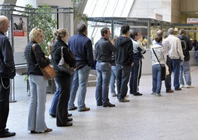 ΕΛΣΤΑΤ: Κάλπαζε η ανεργία τον Απρίλιο – Έφτασε στο 12,2%