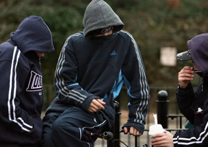 Χαλάνδρι: Συμμορία ανήλικων λήστεψαν με την απειλή μαχαιριού 13χρονο και έναν φίλο του