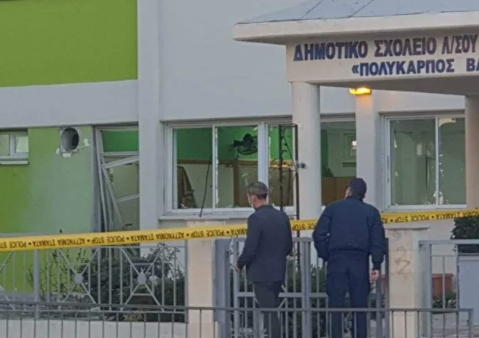 Σοκ στην Κύπρο: Αντιεμβολιαστές έβαλαν βόμβα σε σχολείο και πήγαν να κάψουν ένα άλλο