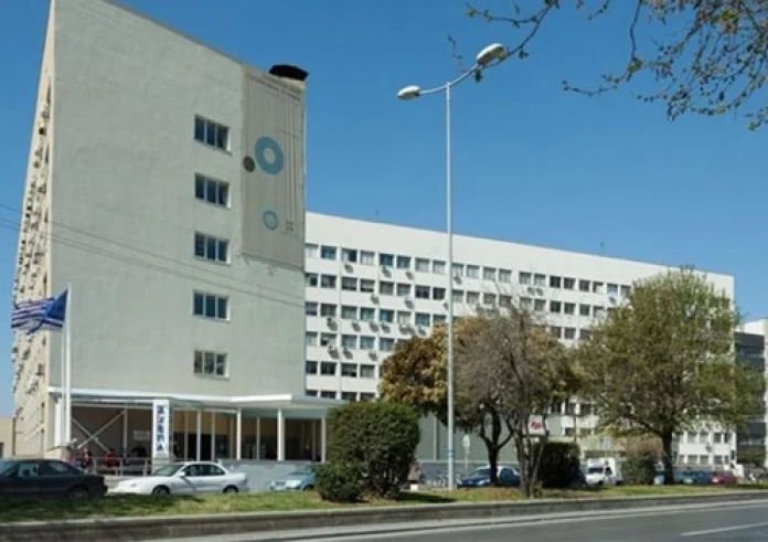 Θεσσαλονίκη: Φοιτητής έπεσε από το παράθυρο της Νομικής στον τρίτο όροφο. Καθόταν στο περβάζι