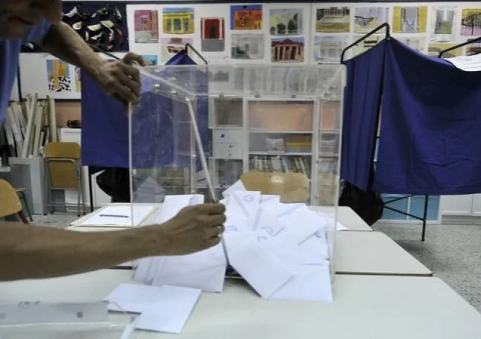 Ποιες κινήσεις της κυβέρνησης ενισχύουν τα σενάρια για πρόωρες εκλογές το φθινόπωρο