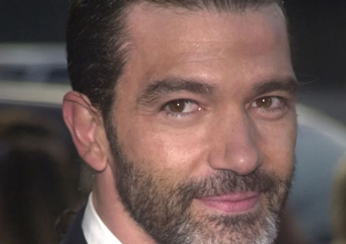 Αγνώριστος ο Antonio Baderas. Ξύρισε τα μαλλιά, τα φρύδια και το μούσι του