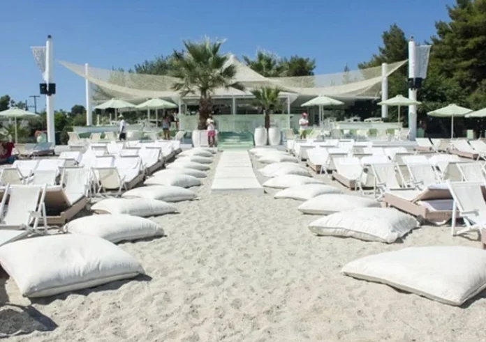 Χαλκιδική: Εξωφρενικές οι τιμές στα beach bar - Έως 50 ευρώ για μία ξαπλώστρα