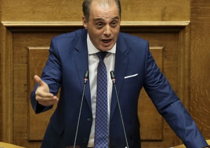 Χαμός στη Βουλή με Βελόπουλο: Καλύτερρα ψεκασμένος παρά μπολιασμένος με κάθε Χασάν