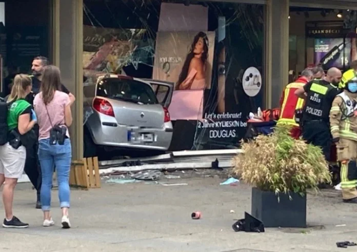 Βερολίνο: Εικόνες από το σημείο όπου αυτοκίνητο που έπεσε πάνω σε πλήθος – Τα πρώτα σενάρια