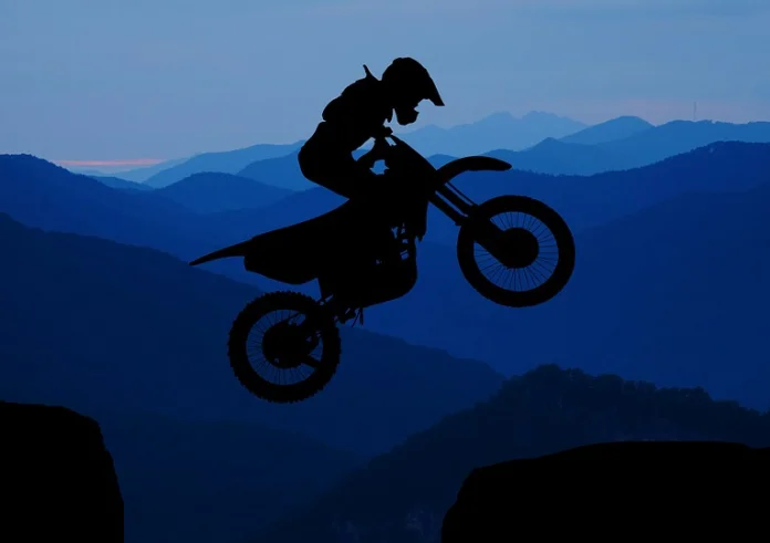 Οδηγός BMX έκανε κόλπα με ποδήλατο στα 2.000 πόδια - Δείτε βίντεο