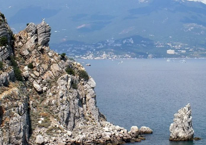 Ζευγάρι βγήκε για ρομαντική βόλτα, έπεσαν σε γκρεμό και κατέληξαν στη θάλασσα