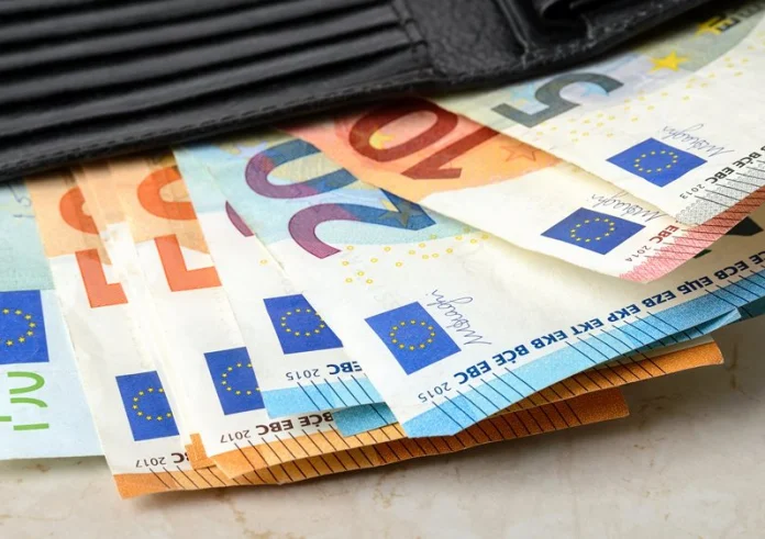 Αυξάνεται από σήμερα Κυριακή 1η Μαΐου ο κατώτατος μισθός στα 713 ευρώ