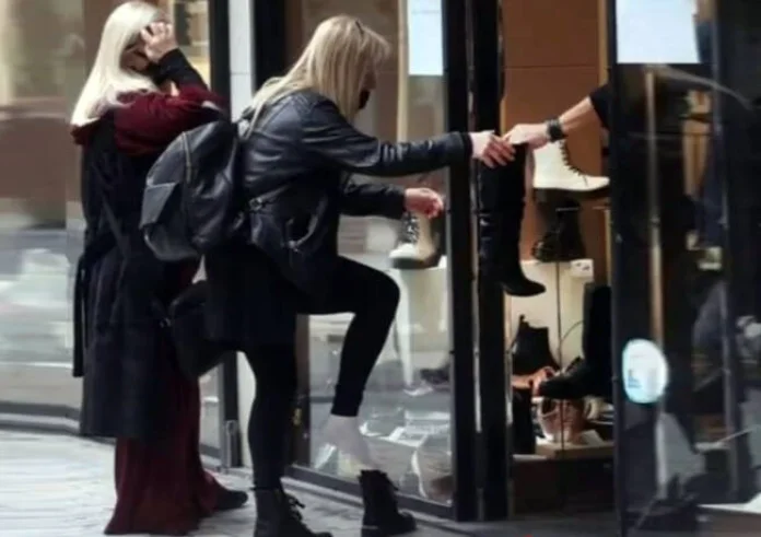 Click away: Ποια παπούτσια; Στο Αγρινιο δοκιμάζουν και παντελόνια στο πεζοδρόμιο!