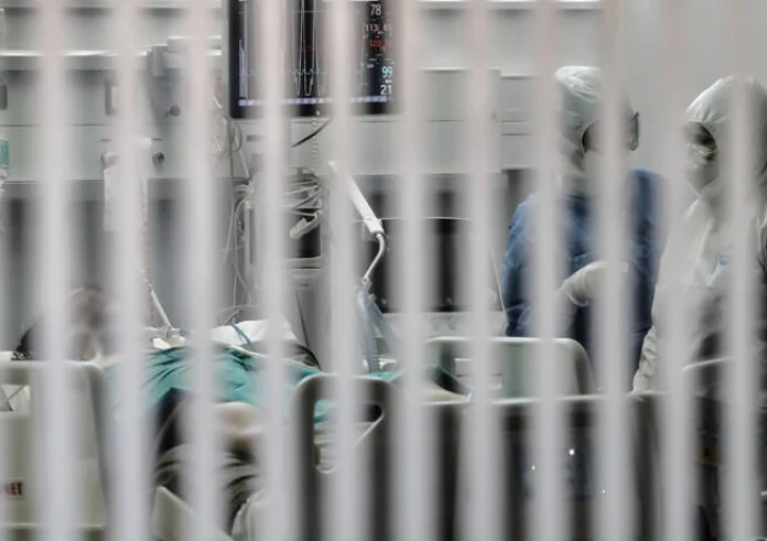 Θεσσαλονίκη: Πέθανε στην εντατική μητέρα δίπλα στο διασωληνωμένο γιό της