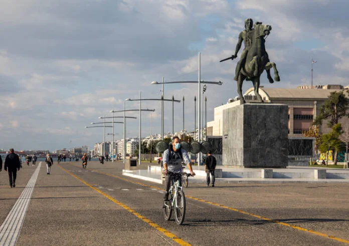 Ζέρβας: Τα κρούσματα έχουν μικρή επιβράδυνση, ενώ στα κοιμητήρια η εικόνα είναι άσχημη